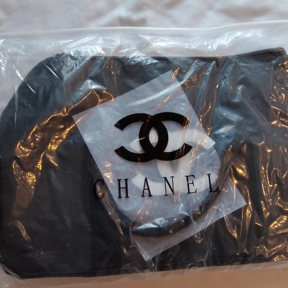 CHANEL Black Logo Tote Bag Detachable Crossbody Strap White CC New Tote Bag - Picture 3 of 8